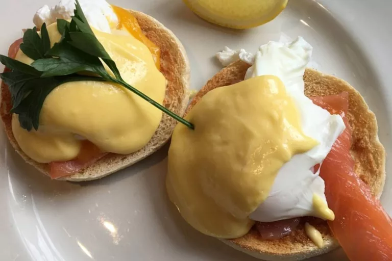 How To Make Smoked Salmon Eggs Benedict